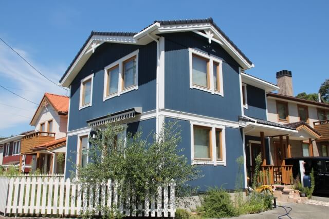 青い北欧風住宅
