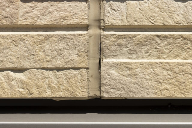 レンガ調タイル「カルセラ」での外壁リフォームは玉川窯業株式会社 - 白いタイル