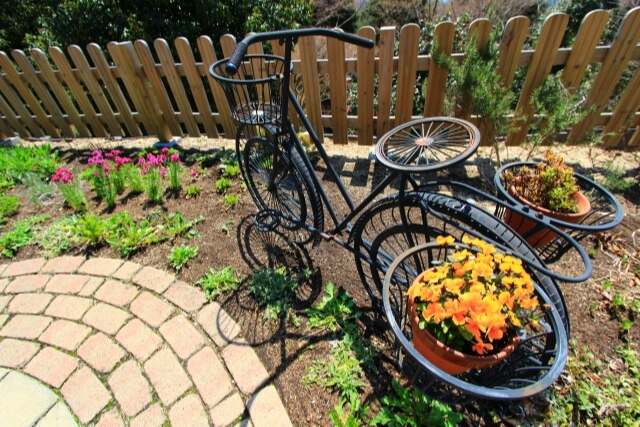 庭に敷かれたレンガと自転車のプランター